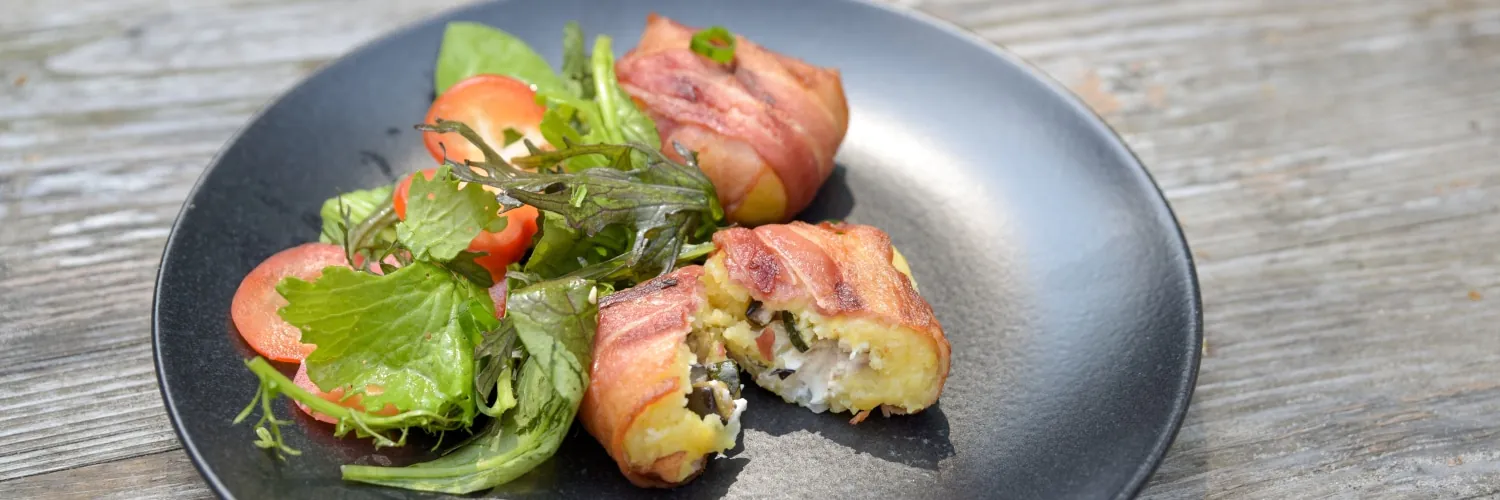 Knusprige Bacon-Klöße mit mediterraner Füllung